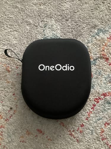 Etui ochronne Oneodio na dywanie
